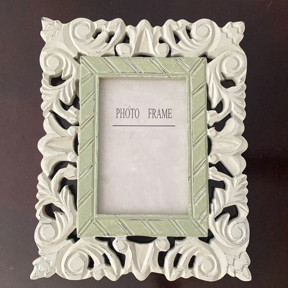Vintage pier 1 cream sage green chalk painted wood swirl 4X6 photograph frame - Picture 4 of 4